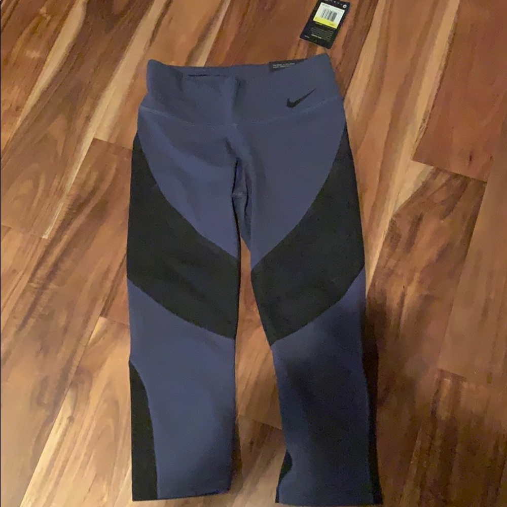 Nike Legendary Tight Fit Capris
